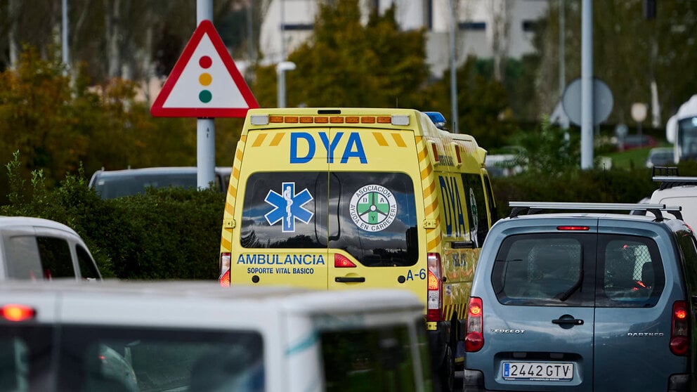 Una ambulancia circula por una calle de Pamplona. PABLO LASAOSA