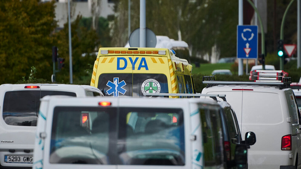 Una ambulancia circula por una calle de Pamplona. PABLO LASAOSA