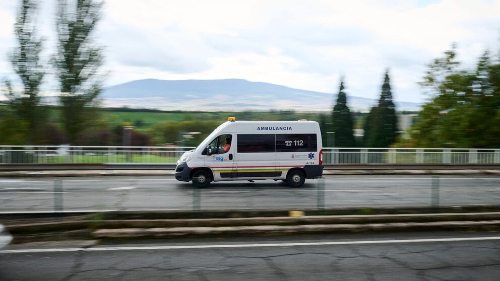 Una ambulancia circula por una calle de Pamplona. PABLO LASAOSA