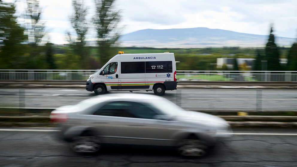 Una ambulancia circula por una calle de Pamplona. PABLO LASAOSA