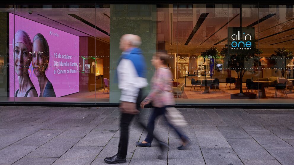 CaixaBank lanza una campaña de sensibilización con el cáncer de mama. CAIXABANK