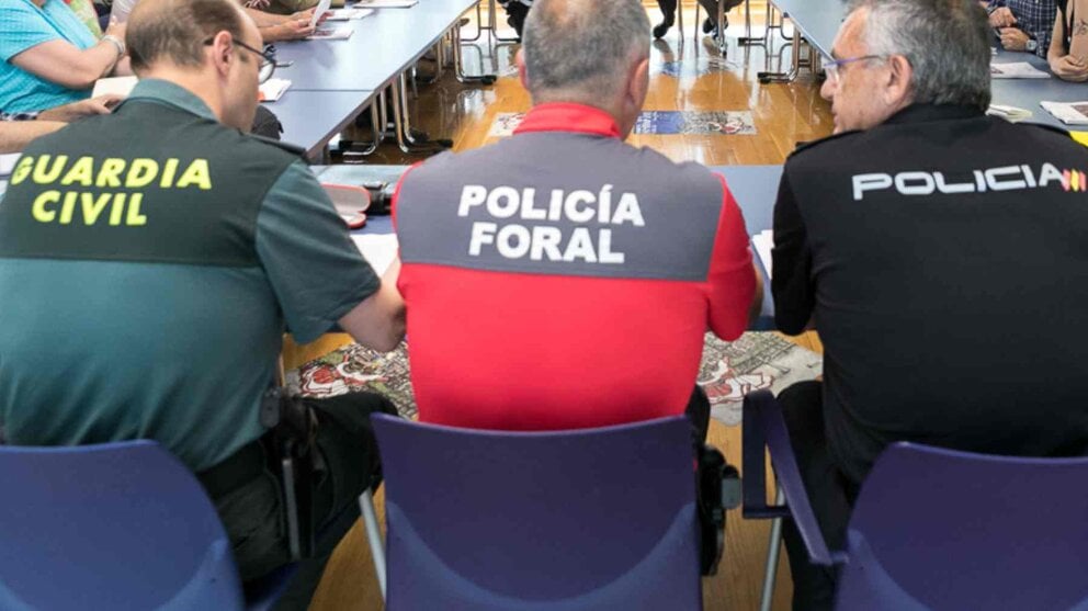 Guardia Civil, Policía Foral y Policía Nacional trabajando juntos. IÑIGO ALZUGARAY