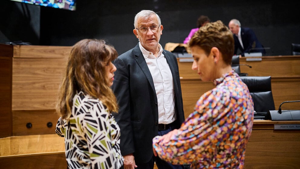 El vicepresidente Félix Taberna junto a la presidenta María Chivite y Maire Esporrín minutos antes del comienzo del pleno del Parlamento. PABLO LASAOSA