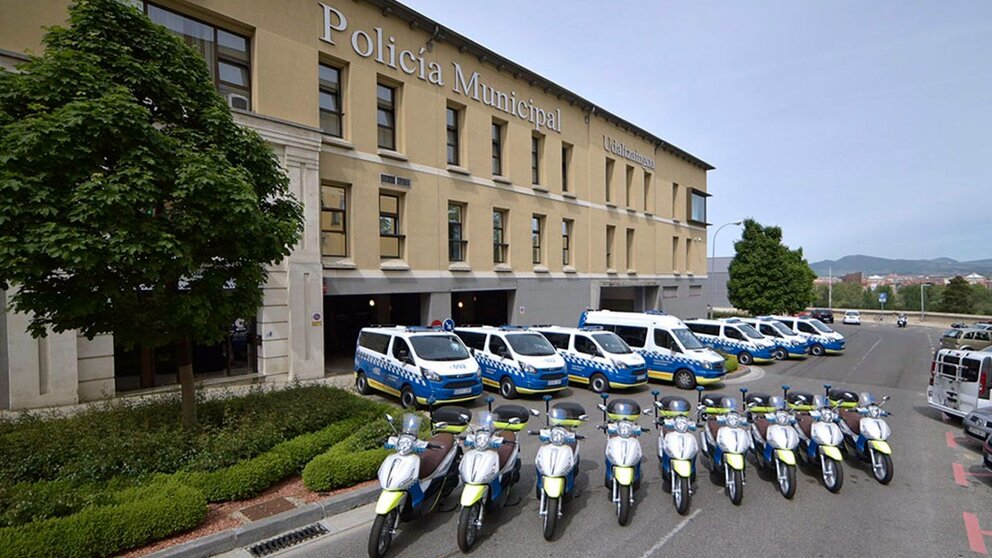 Vehículos de la Policía Municipal de Pamplona junto a su sede. - AYUNTAMIENTO DE PAMPLONA / ARCHIVO