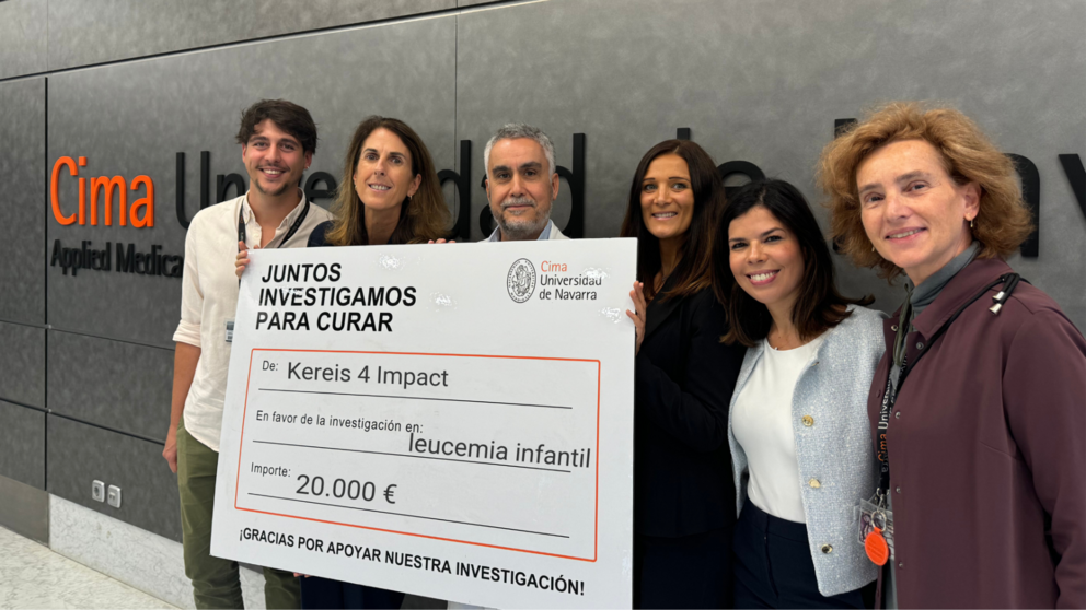 Imagen del momento de la entrega al CIMA de la Universidad de Navarra de un talonario con 20.000 euros para investigar el cáncer infantil. UNIVERSIDAD DE NAVARRA