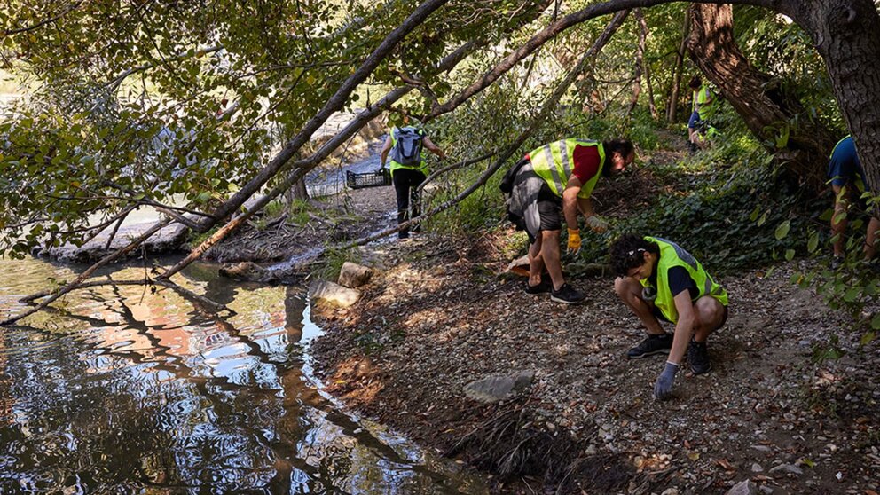 Voluntarios limpiando un río en Pamplona. AYUNTAMIENTO DE PAMPLONA