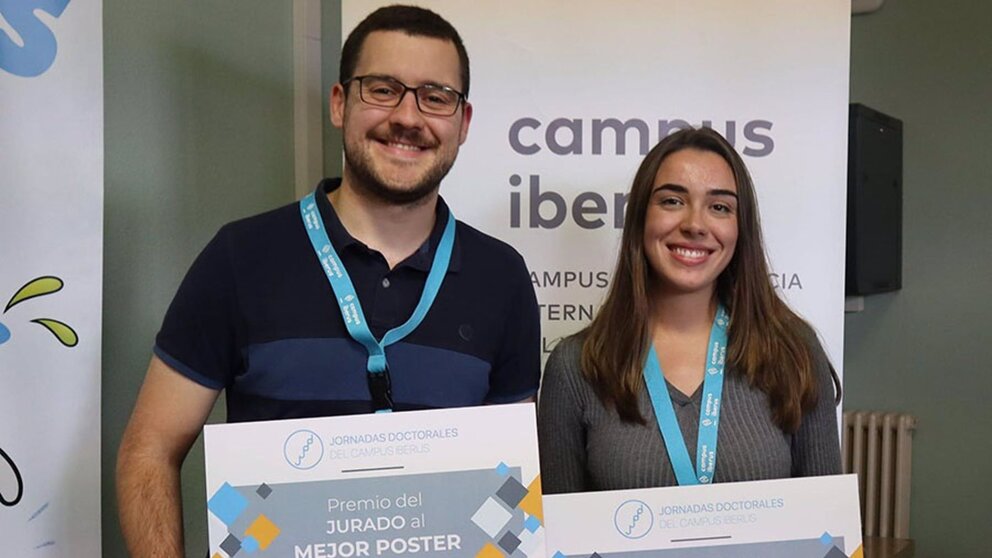 Daniel Lacheta (UPNA) y María Foradada (Universidad de Zaragoza), con sus diplomas como ganadores. UNIVERSIDAD PÚBLICA DE NAVARRA