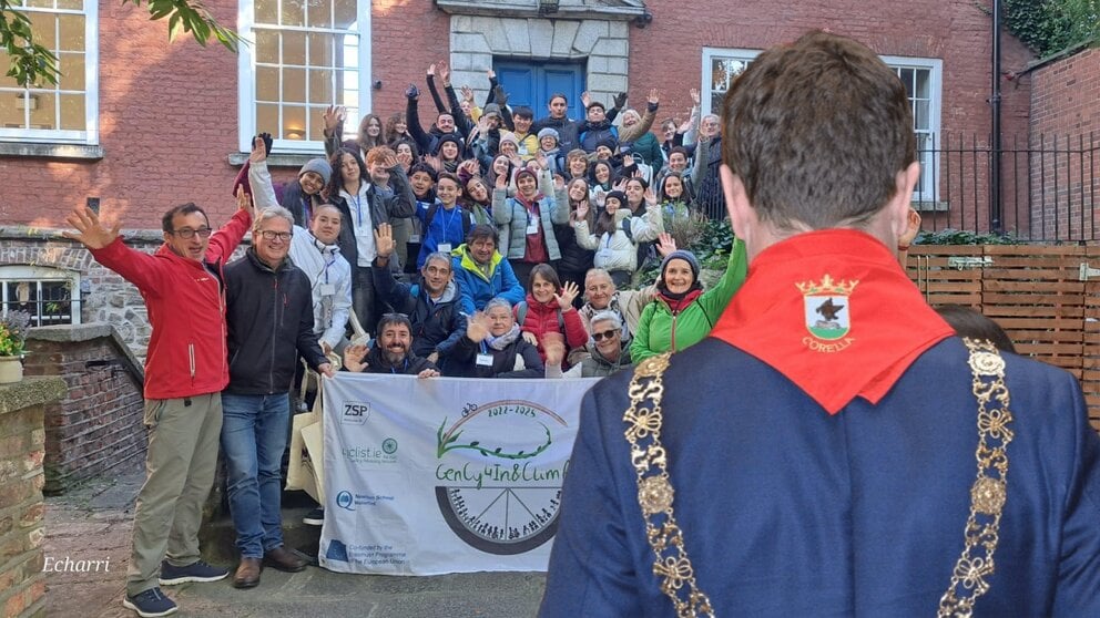 Fotomontaje del alcalde de Dublin luciendo el pañuelo de Corella sobre una imagen del encuentro. NAVARRA.COM