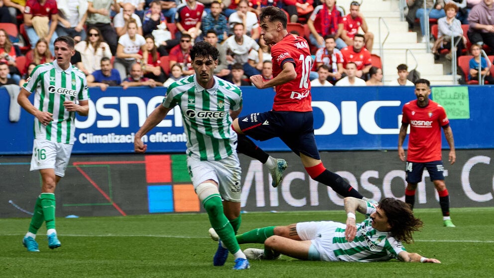 Sergi Altimira (16. Real Betis), Johnny Cardoso (4. Real Betis), Aimar Oroz (10. CA Osasuna), Héctor Bellerín (2. Real Betis) y Rubén García (14. CA Osasuna) durante el partido de La Liga EA Sports entre CA Osasuna y Real Betis disputado en el estadio de El Sadar en Pamplona. IÑIGO ALZUGARAY