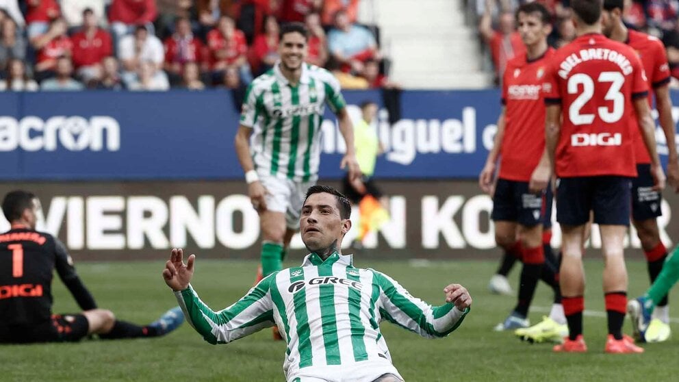 Chimy Ávila celebra el segundo gol del Betis ante Osasuna en el estadio de El Sadar. Jesús Giges. Efe.