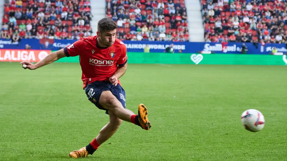 Jesús Areso (12. CA Osasuna) durante el partido de La Liga EA Sports entre CA Osasuna y Real Betis disputado en el estadio de El Sadar en Pamplona. IÑIGO ALZUGARAY