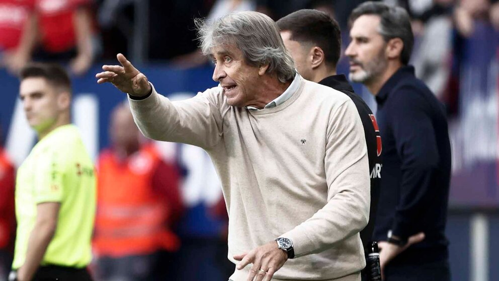 El entrenador del Betis, Manuel Pellegrini, durante un encuentro correspondiente a la décima jornada de LaLiga entre el Osasuna y el Betis en El Sadar, Pamplona, Navarra, este sábado. EFE/ Jesús Diges