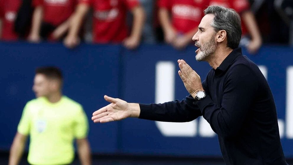 El entrenador del Osasuna, Vicente Moreno Peris, durante un encuentro correspondiente a la décima jornada de LaLiga entre el Osasuna y el Betis en El Sadar, Pamplona, Navarra, este sábado. EFE/ Jesús Diges