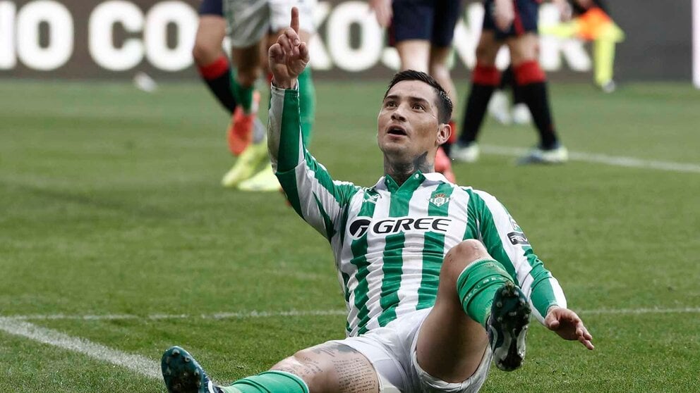 El delantero argentino del Betis Chimy Ávila celebra tras anotar durante el encuentro correspondiente a la décima jornada de LaLiga entre el Osasuna y el Betis en El Sadar, Pamplona, Navarra, este sábado. EFE/ Jesús Diges