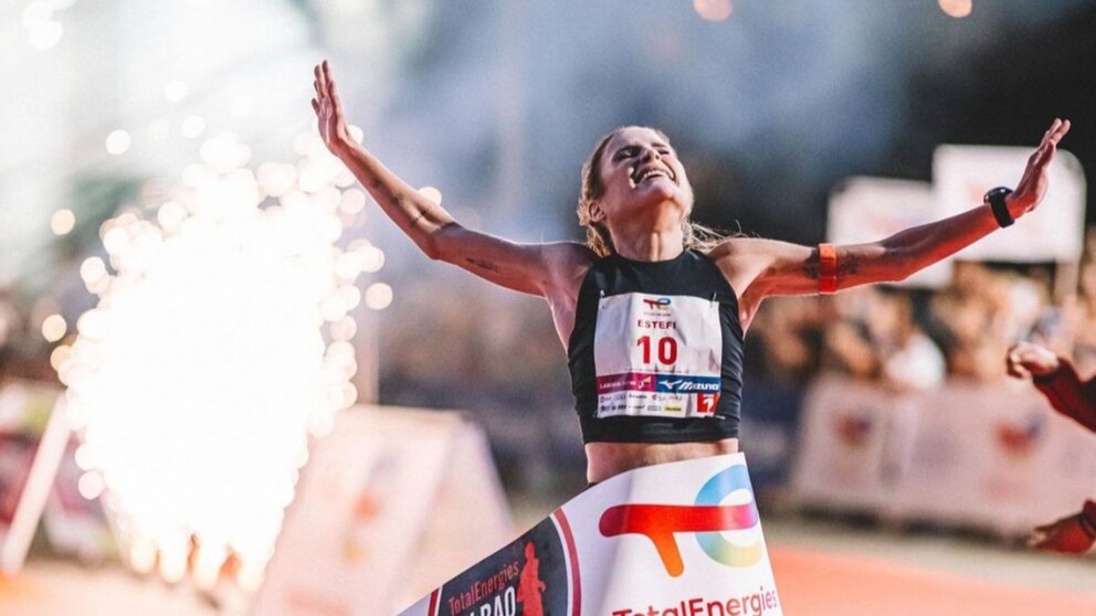 La influencer navarra Verdeliss celebra su victoria en la maratón nocturna de Bilbao. VERDELISS / INSTAGRAM