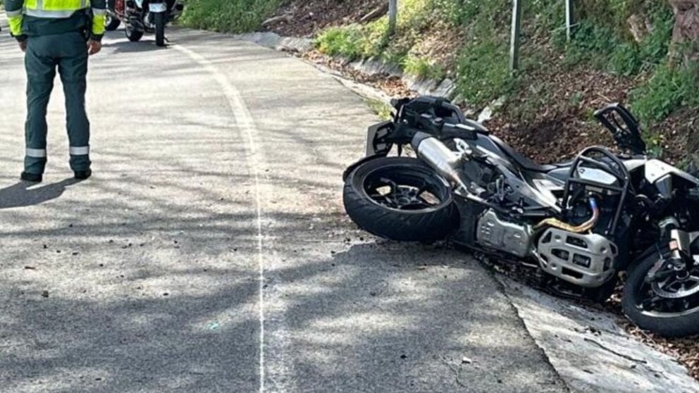 Guardia Civil atiende una salida de vía de una motocicleta en Baztán (Navarra). GUARDIA CIVIL