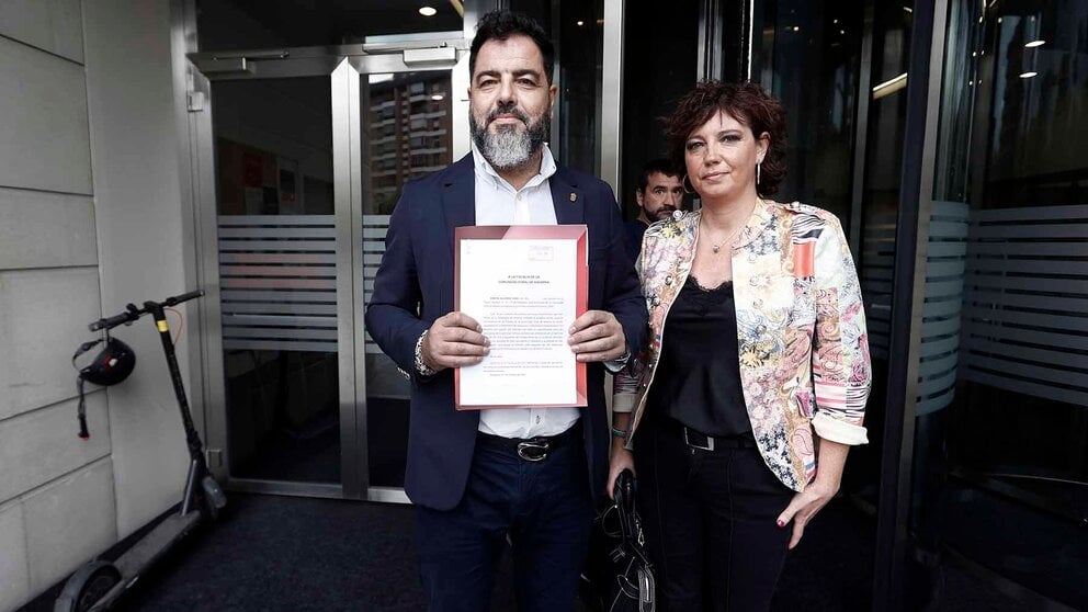 El portavoz parlamentario del PSN, Ramón Alzórriz, acompañado por otros miembros del partido, ha registrado en la Fiscalía una denuncia contra Vox por un presunto delito de odio derivado de la moción parlamentaria de esta formación política contra la inmigración. La moción, cuya admisión a trámite fue rechazada por la Mesa del Parlamento de Navarra, pedía al Gobierno foral rechazar la política de puertas abiertas a la inmigración ilegal y acusaba a los inmigrantes de "apuñalamientos, machetazos, así como un mayor número de ataques violentos y agresiones sexuales". Tras registrar el escrito, Alzórriz ha explicado a los medios de comunicación ante la Audiencia Provincial que su denuncia se basa en el artículo 510 del Código Penal, sobre la comisión delitos de odio. EFE/ Jesus Diges