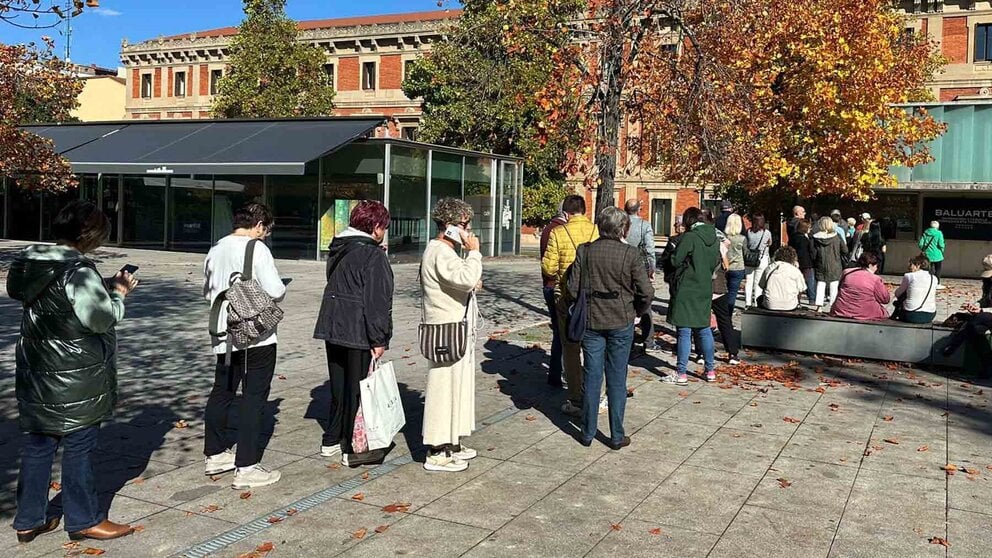 Largas colas en Pamplona para conseguir entradas para los conciertos de Joaquín Sabina en Pamplona el próximo mes de junio.