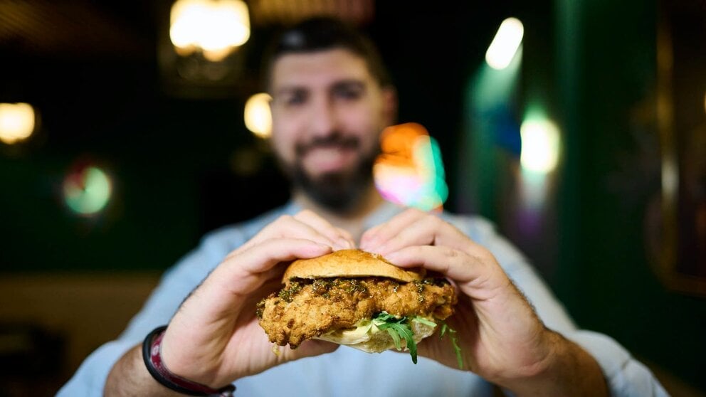 Carlos Jordán con su nueva hamburguesa de pollo Super Chicken en Montagú Sandwich, en la calle Estafeta 85. PABLO LASAOSA