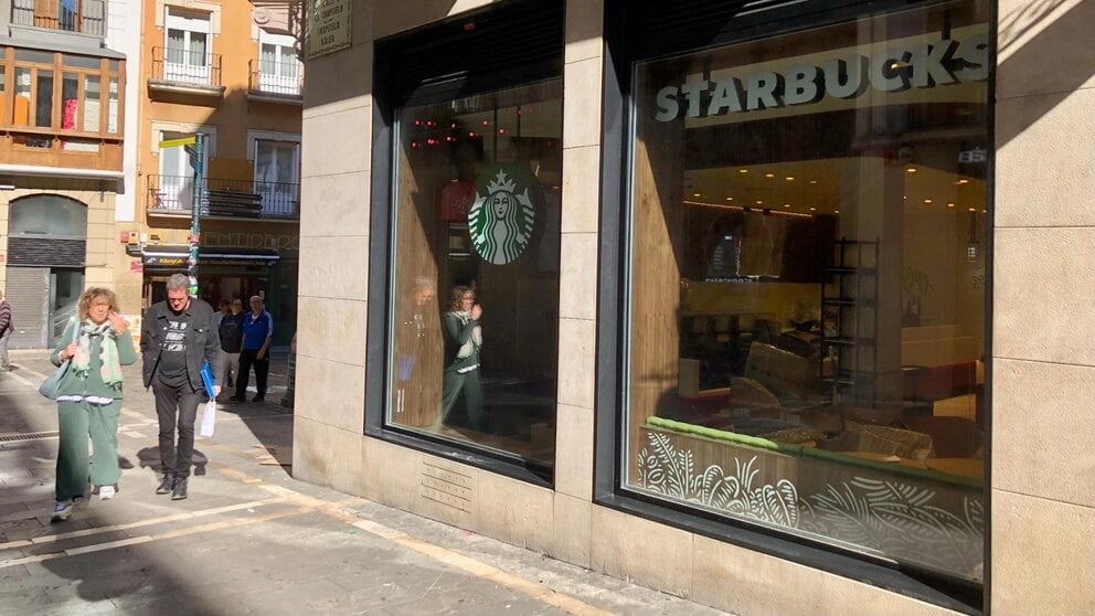 Vista del nuevo local de Starbucks que la firma americana va a inaugurar en Pamplona en la calle Mercaderes en octubre. ÍÑIGO ALZUGARAY