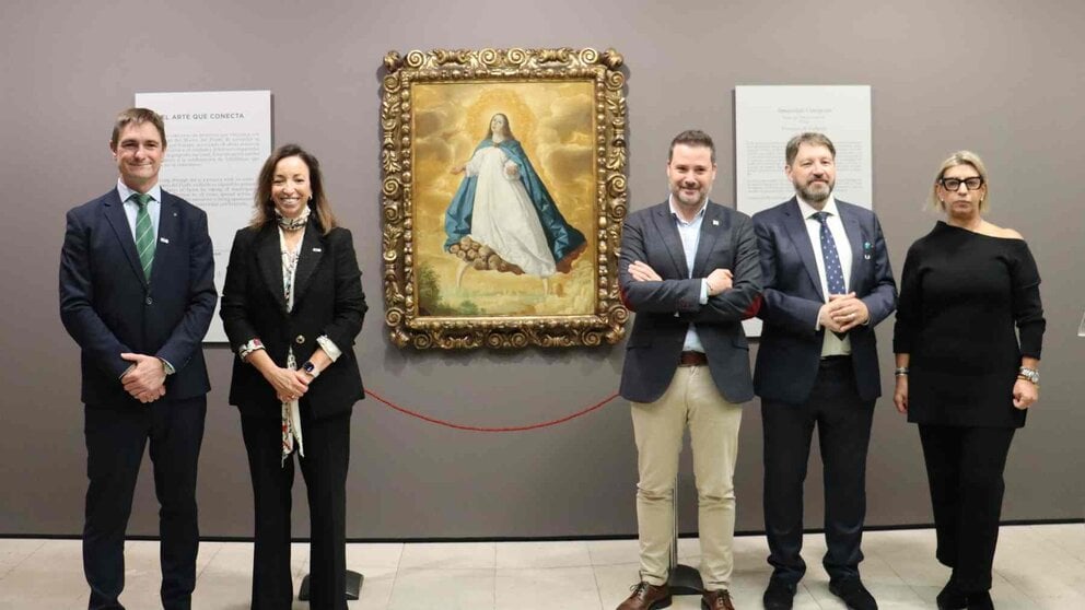 El alcalde, Alejandro Toquero; el coordinador general
de Conservación del Museo Nacional del Prado, Víctor Cageao; la directora global de Personas de Telefónica, Marta Machicot, y la presidenta de EPEL Tudela Cultura, Iciar Les con el cuadro de ZURBARÁN. AYUNTAMIENTO DE TUDELA