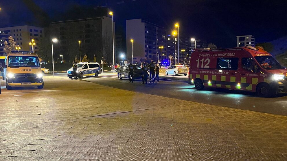 La Policía Municipal de Pamplona y personal sanitario atienden un atropello en Pamplona. PABLO LASAOSA