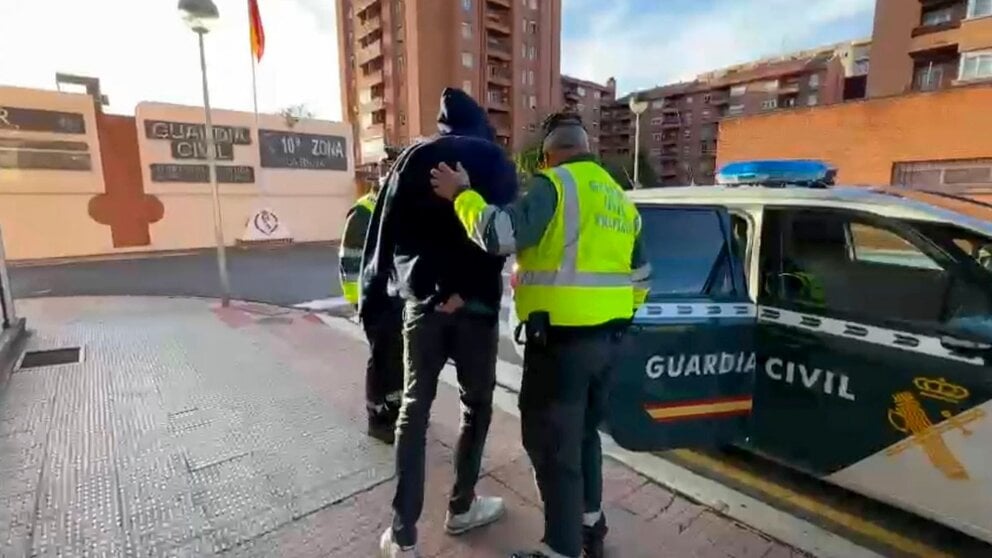 El conductor que circulaba en dirección contraria por la AP-68, a su paso por Navarrete (La Rioja), y que ha provocado un accidente de tráfico en el que ha fallecido una mujer embarazada, natural de León, y el bebé que gestaba, ha pasado este lunes a disposición judicial. EFE/Guardia Civil