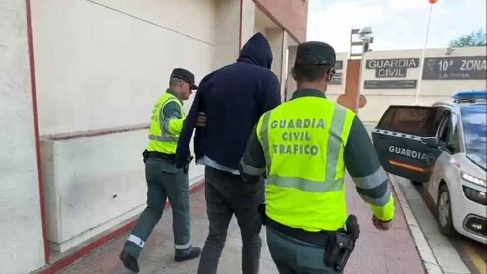 El hombre detenido por conducir en dirección contraria en la AP-68, en la localidad riojana de Navarrete, lo que provocó un accidente de tráfico que causó la muerte de una mujer embarazada y del bebé que gestaba, ha regresado este martes de nuevo al Juzgado de Instrucción número 1 Logroño.EFE/ Guardia Civil