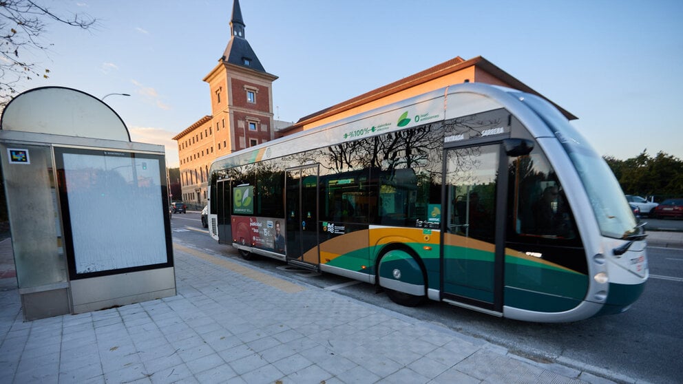 Miembros del Consejo de Gerencia y de la Comisión de Urbanismo del Ayuntamiento visitan los trabajos para adecuar varias paradas de autobús urbano comarcal (TUC) para mejorar la accesibilidad de las personas usuarias. IÑIGO ALZUGARAY