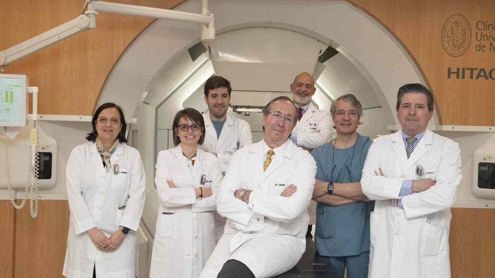 De izquierda a derecha: los doctores Rosa Meiriño, Elena Panizo, Enrique Amaya, Felipe Calvo, Javier Serrano, Mauricio Cambeiro y Javier Aristu, especialistas de la Unidad de Protonterapia del CCUN. CLÍNICA UNIVERSIDAD DE NAVARRA