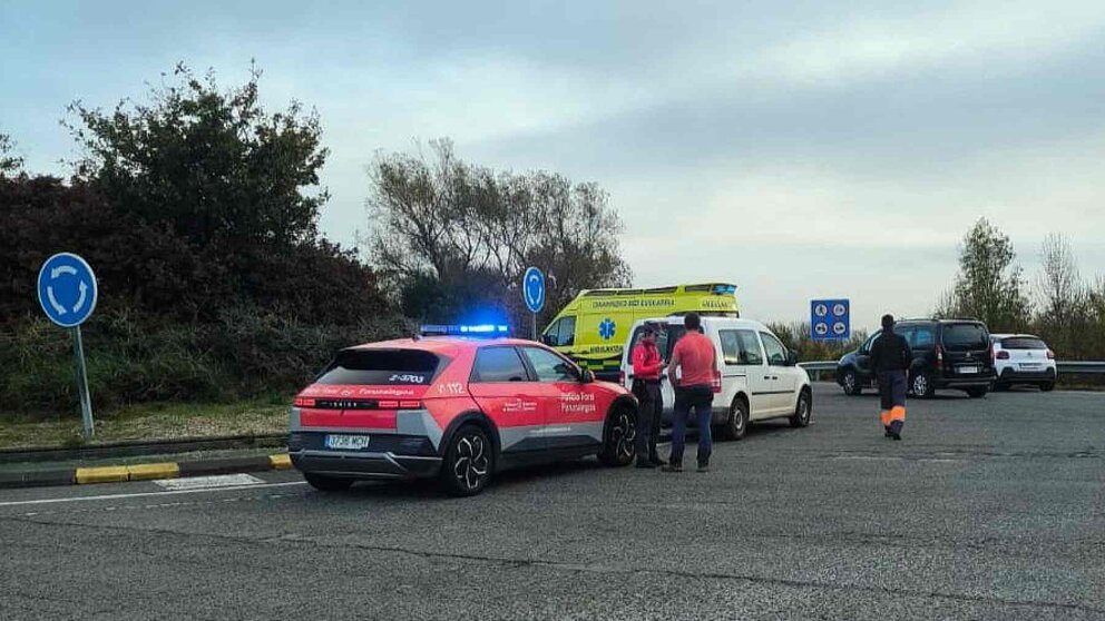 Agentes de la policía Foral y sanitarios en el lugar del accidente. POLICÍA FORAL