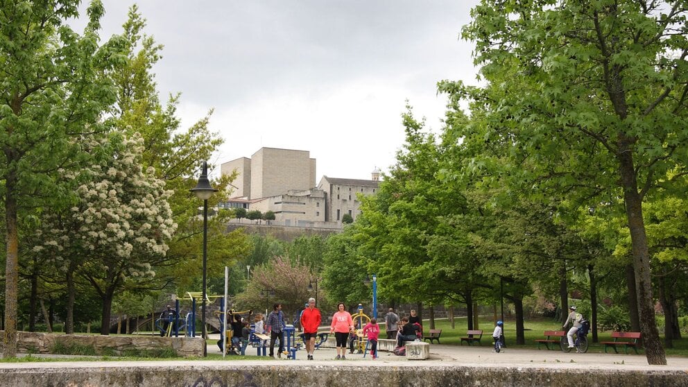 Personas paseando en el parque fluvial del Arga. GOBIERNO DE NAVARRA