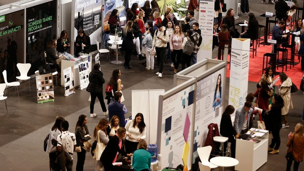 Más de 1.200 personas jóvenes inscritas y 87 empresas del sector público y privado han participado este miércoles en el XVII Encuentro de Empleo y Emprendimiento de la Universidad Pública de Navarra (UPNA). EFE / JESÚS DIGES