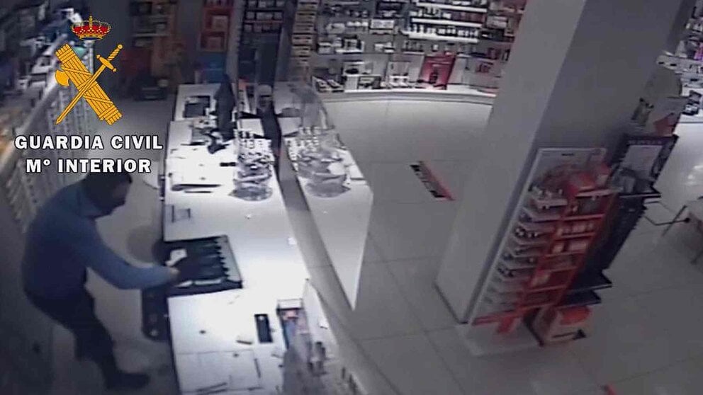 El atracador fue captado por las cámaras de seguridad de la farmacia. GUARDIA CIVIL