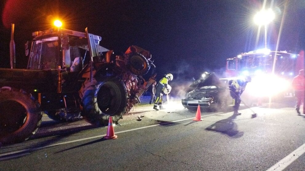 Herida una mujer de 70 años tras una colisión entre un coche y un tractor en Lizoáin. BOMBEROS