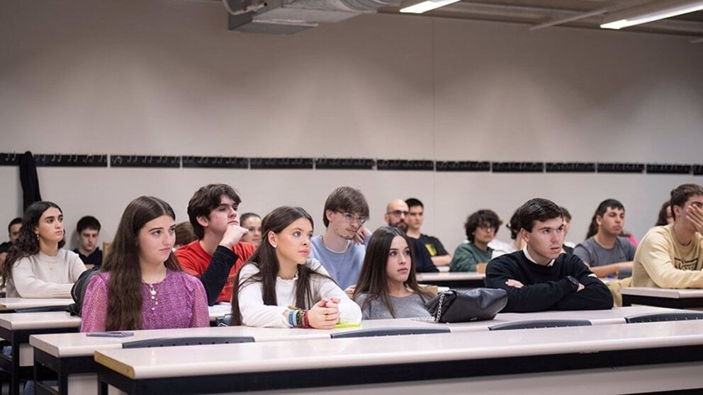 Estudiantes, en la formación previa al XV Torneo de Debate de Bachillerato de la UPNA y el Parlamento de Navarra. - UPNA