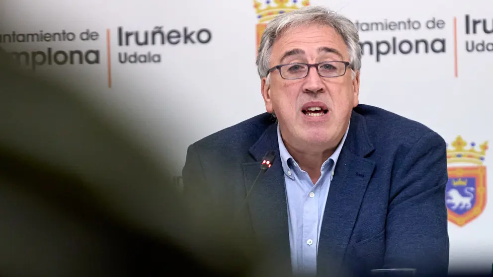 El alcalde, Joseba Asiron, la concejala delegada de Hacienda y Contratación, Garbiñe Bueno, y los portavoces de los grupos municipales de Geroa Bai, Mikel Armendáriz, y de Contigo-Zurekin, Txema Mauleón, presentan el anteproyecto de Presupuesto del Ayuntamiento de Pamplona para el año 2025. IÑIGO ALZUGARAY