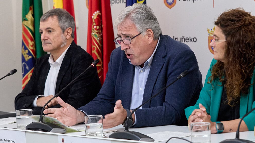 El alcalde, Joseba Asiron, la concejala delegada de Hacienda y Contratación, Garbiñe Bueno, y los portavoces de los grupos municipales de Geroa Bai, Mikel Armendáriz, y de Contigo-Zurekin, Txema Mauleón, presentan el anteproyecto de Presupuesto del Ayuntamiento de Pamplona para el año 2025. IÑIGO ALZUGARAY