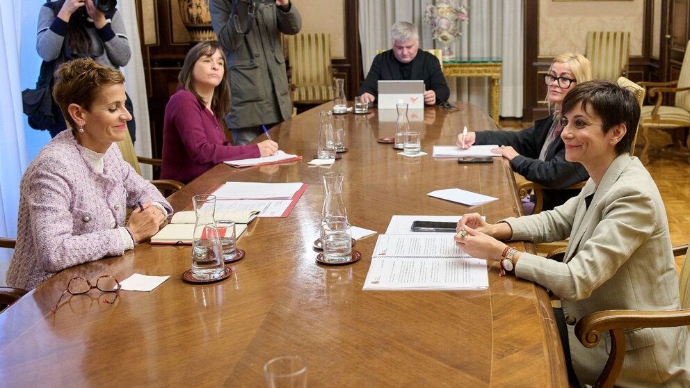 La presidenta de Navarra, María Chivite(1i), la Consejera de vivienda del Gobierno de Navarra Begoña Alfaro (2i) y la ministra de Vivienda y Agenda Urbana, Isabel Rodríguez(1d), tras una reunión sobre el acceso a la vivienda junto a responsables en la materia de ambas administraciones. EFE/Iñaki Porto