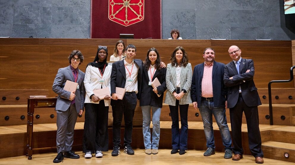 El equipo del IES Julio Caro Baroja, equipo ganador en castellano, posa con Begoña Pérez Eransus, Unai Hualde (centro) y Roldán Jimeno. UNIVERSIDAD PÚBLICA DE NAVARRA