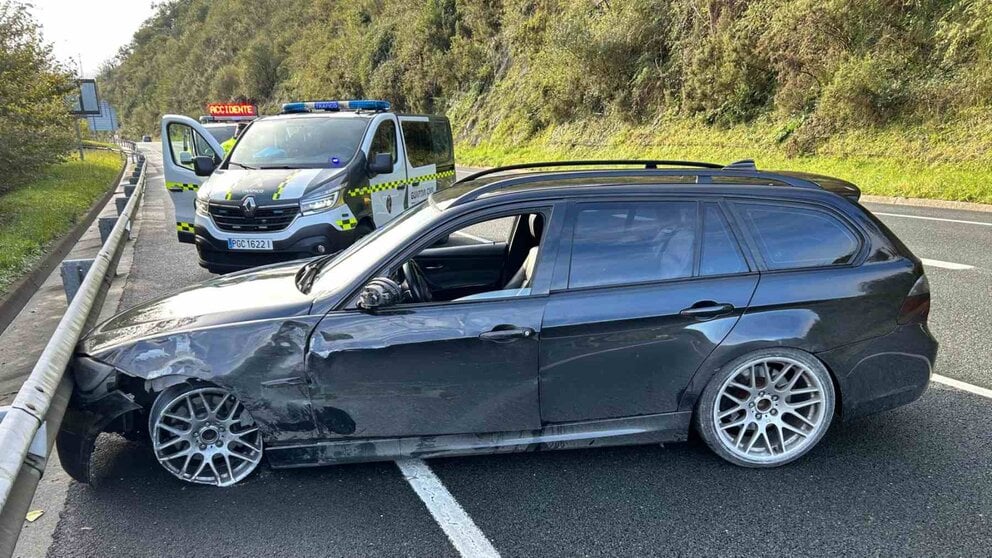 El vehículo, accidentado tras su huida. GUARDIA CIVIL