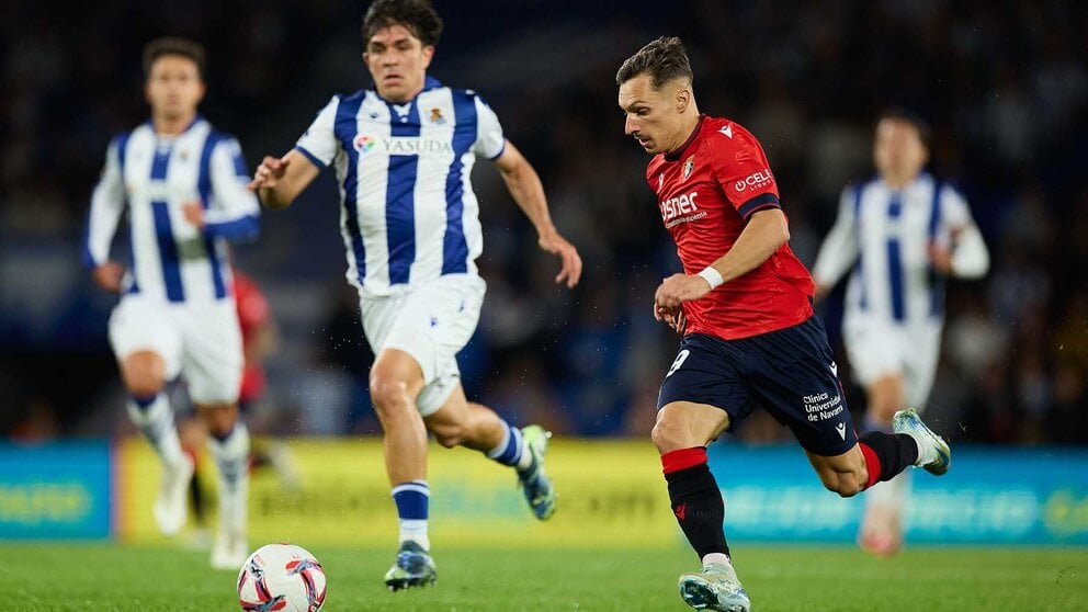 Bryan Zaragoza en un contrataque de Osasuna ante la Real Sociedad. Ricardo Larreina / AFP7 / Europa Press.