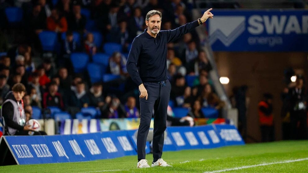 El entrenador del Osasuna, Vicente Moreno, este domingo, durante un partido de la jornada 11 de LaLiga EA Sports, entre la Real Sociedad y el CA Osasuna, en el Reale Arena de San Sebastián. EFE/ Juan Herrero