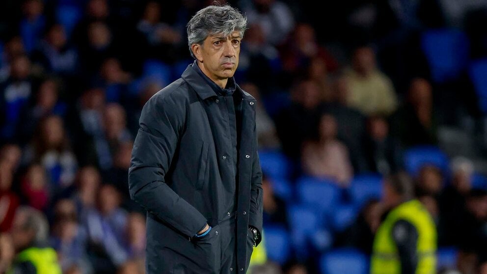 El entrenador de la Real Sociedad, Imanol Alguacil, durante el encuentro correspondiente a la jornada 11 de Laliga EA Sports que disputan hoy domingo Real Sociedad y Osasuna en el Reale Arena de San Sebastian. EFE / Juan Herrero.