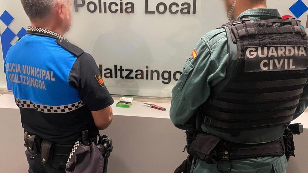 Incautadas drogas y un arma blanca en inspecciones de la Guardia Civil y Policía Local en locales de ocio del Valle de Egüés. CEDIDA