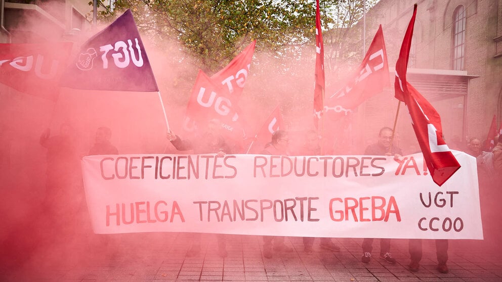 Concentración de CCOO y UGT dentro de la jornada de huelga de transporte de viajeros por carretera para reclamar la negociación de un acuerdo que contemple la jubilación anticipada de conductores del transporte público urbano y del transporte de viajeros por carretera. PABLO LASAOSA