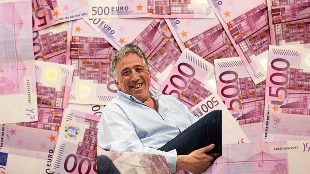 Fotomontaje de Joseba Asirón sobre un fondo de billetes de 500 euros.