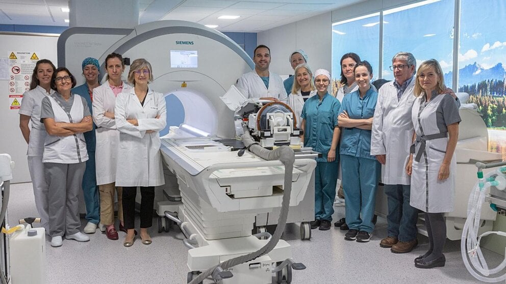 La Dra. Rodríguez Oroz, en centro de la imagen, junto al resto de especialistas y equipo médico de HIFU de la Clínica Universidad de Navarra.