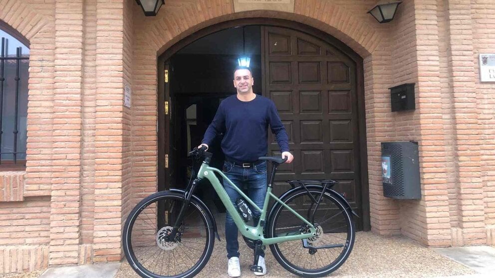 El alcalde de Ablitas, Carlos Bonel, con la bicicleta eléctrica adquirida para uso municipal. AYUNTAMIENTO DE ABLITAS