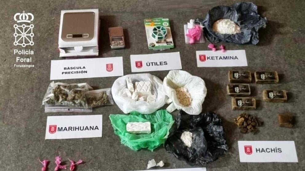 Además de esta droga y los útiles de corte, se le encontraron centenares de euros procedentes de la venta de estupefacientes. POLICÍA FORAL